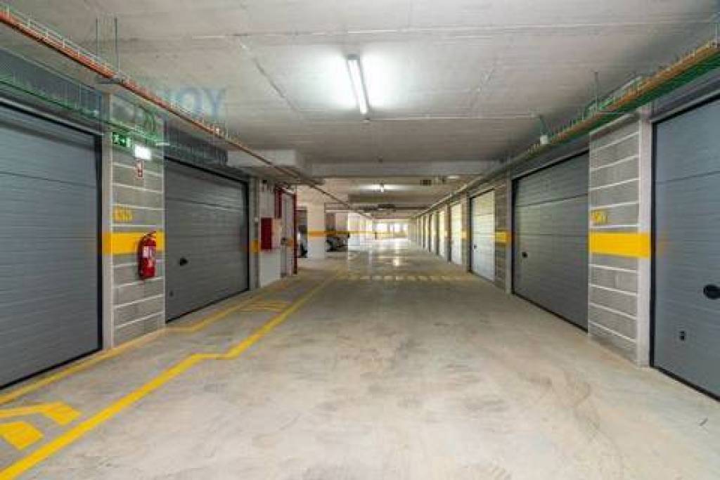 Box Garage for Sale in the Center of Portimão