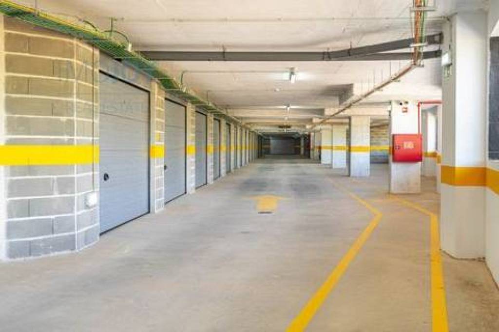 Box Garage for Sale in the Center of Portimão