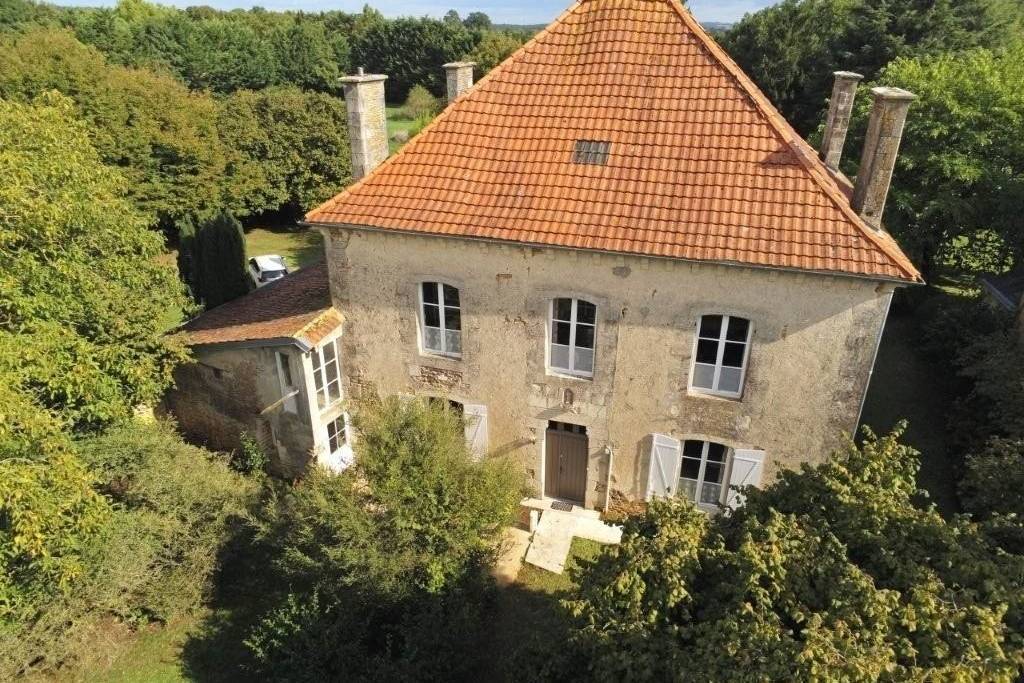 Superb Characterful Presbytery with Beautiful Gardens, between Valence-en-Poitou and Vivonne - €331575