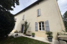 Charming Renovated Farmhouse  Between Villefagnan and Chef-Boutonne - €265,950