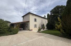 Charming Renovated Farmhouse  Between Villefagnan and Chef-Boutonne - €265,950