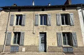 Spacious Ruffec Town Centre Property. 3 Bedrooms / 3 Bathrooms - €186,000