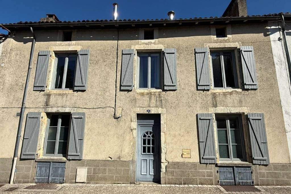 Spacious Ruffec Town Centre Property. 3 Bedrooms / 3 Bathrooms - €186,000