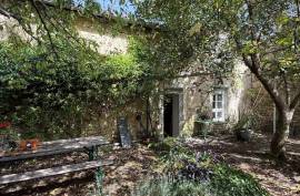 Pretty Town House with 2 Bedrooms and Enclosed Courtyard - €110,000