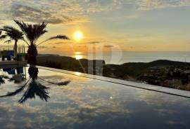 4 Bedrooms - Villa - For Sale