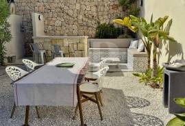 4 Bedrooms - Villa - For Sale