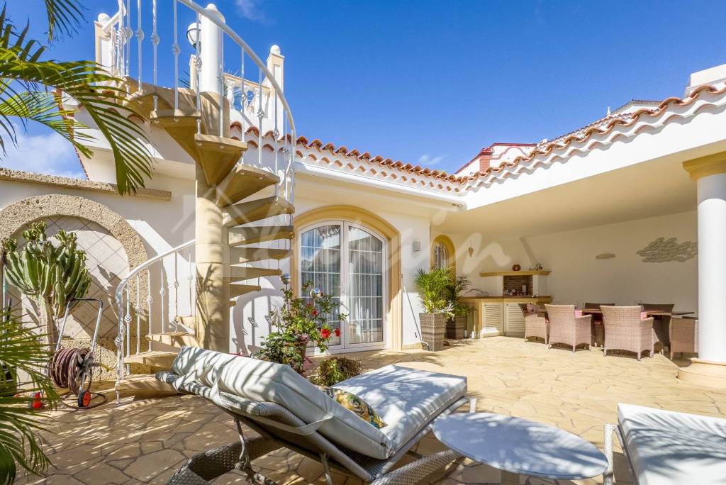 Villa in Parque La Duquesa Complex For Sale In Bahia Del Duque LP33635