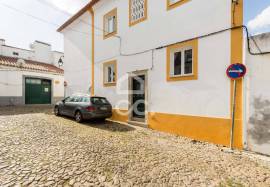 Fully Renovated 4-Bedroom Detached House with Patio for Rent | Historic Centre of Évora