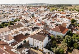 Fully Renovated 4-Bedroom Detached House with Patio for Rent | Historic Centre of Évora