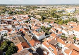 Fully Renovated 4-Bedroom Detached House with Patio for Rent | Historic Centre of Évora