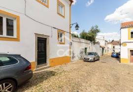 Fully Renovated 4-Bedroom Detached House with Patio for Rent | Historic Centre of Évora