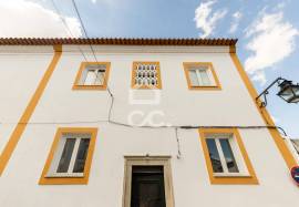 Fully Renovated 4-Bedroom Detached House with Patio for Rent | Historic Centre of Évora