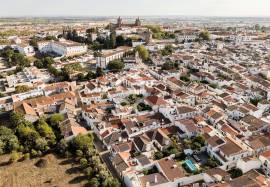 Fully Renovated 4-Bedroom Detached House with Patio for Rent | Historic Centre of Évora