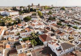 Fully Renovated 4-Bedroom Detached House with Patio for Rent | Historic Centre of Évora