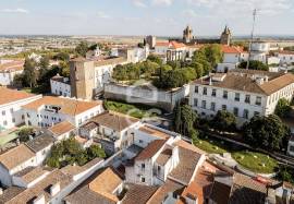 Fully Renovated 4-Bedroom Detached House with Patio for Rent | Historic Centre of Évora