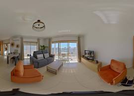 1 bedroom apartment on the top floor, with parking space and storage room in Armação de Pêra