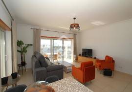 1 bedroom apartment on the top floor, with parking space and storage room in Armação de Pêra