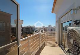 1 bedroom apartment on the top floor, with parking space and storage room in Armação de Pêra