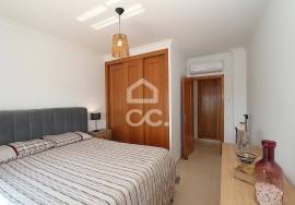 1 bedroom apartment on the top floor, with parking space and storage room in Armação de Pêra