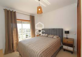 1 bedroom apartment on the top floor, with parking space and storage room in Armação de Pêra