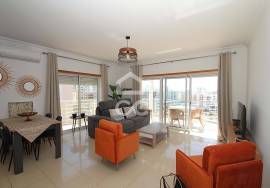 1 bedroom apartment on the top floor, with parking space and storage room in Armação de Pêra