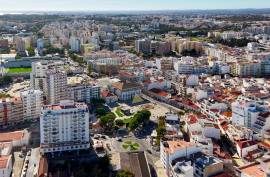 Shop with excellent location on the street of shops, right in the heart of the city of Portimão. Shop with excellent location on the street of shops, right in the heart of the city of Portimão.