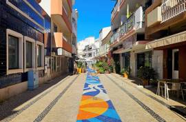 Shop with excellent location on the street of shops, right in the heart of the city of Portimão. Shop with excellent location on the street of shops, right in the heart of the city of Portimão.