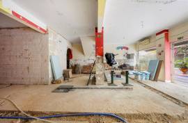 Shop with excellent location on the street of shops, right in the heart of the city of Portimão. Shop with excellent location on the street of shops, right in the heart of the city of Portimão.