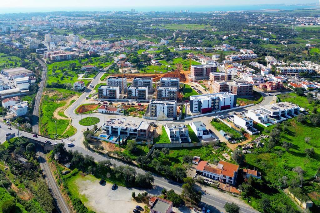 Beautiful villa under construction for sale in the Sesmarias area, in Alvor, municipality of Portimão, close to Penina Golf and Resort and Oasis Park.