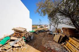 Beautiful villa under construction for sale in the Sesmarias area, in Alvor, municipality of Portimão, close to Penina Golf and Resort and Oasis Park. Beautiful villa under construction for sale in the Sesmarias area, in Alvor, municipality of Portimão, close to Penina Golf and Resort and Oasis Park.