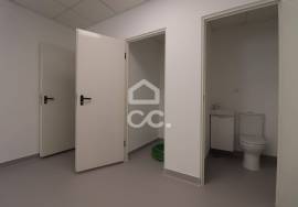 New store, with shop windows and bathroom, for rent in the center of Vila do Avelar.