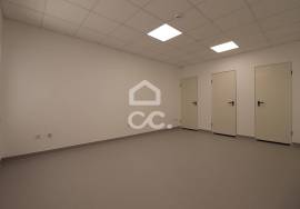 New store, with shop windows and bathroom, for rent in the center of Vila do Avelar.