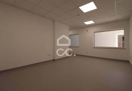New store, with shop windows and bathroom, for rent in the center of Vila do Avelar.