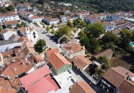 New store, with shop windows and bathroom, for rent in the center of Vila do Avelar.