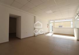 New store, with shop windows and bathroom, for rent in the center of Vila do Avelar.