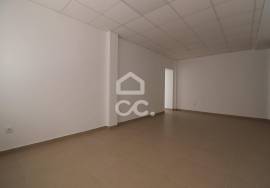 New store, with shop windows and bathroom, for rent in the center of Vila do Avelar.