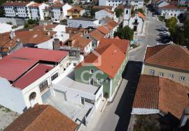 New store, with shop windows and bathroom, for rent in the center of Vila do Avelar.