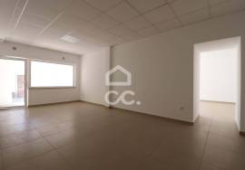 New store, with shop windows and bathroom, for rent in the center of Vila do Avelar.