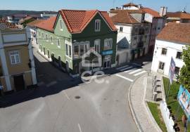 New store, with shop windows and bathroom, for rent in the center of Vila do Avelar.
