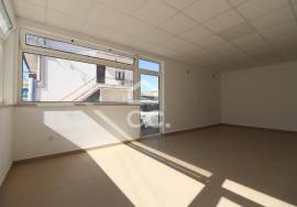 New store, with shop windows and bathroom, for rent in the center of Vila do Avelar.