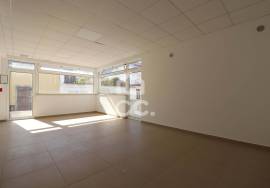New store, with shop windows and bathroom, for rent in the center of Vila do Avelar.