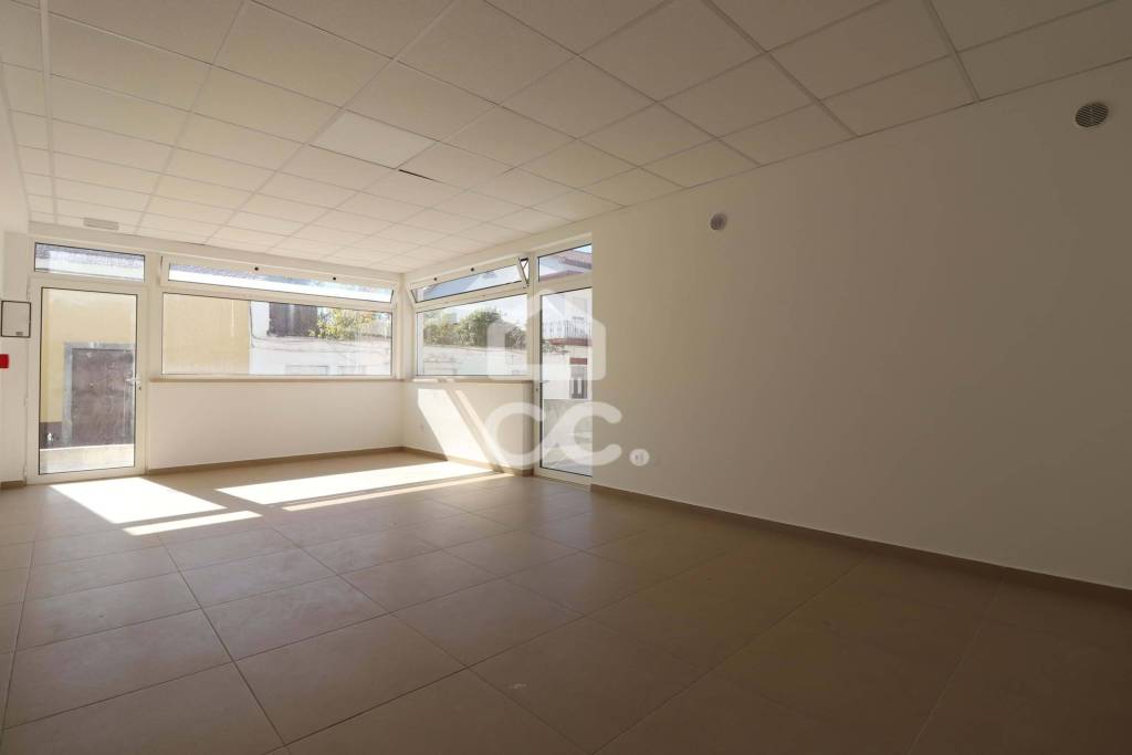 New store, with shop windows and bathroom, for rent in the center of Vila do Avelar.