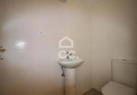 New store, with shop windows and bathroom, for rent in the center of Vila do Avelar.