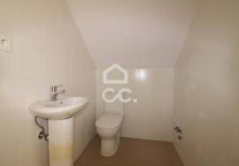 New store, with shop windows and bathroom, for rent in the center of Vila do Avelar.