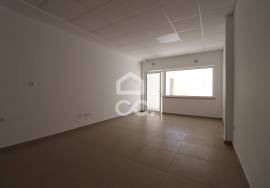 New store, with shop windows and bathroom, for rent in the center of Vila do Avelar.
