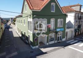 New store, with shop windows and bathroom, for rent in the center of Vila do Avelar.