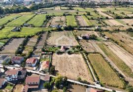Rustic land of 3,693 m² walled and flat on the outskirts of Chaves