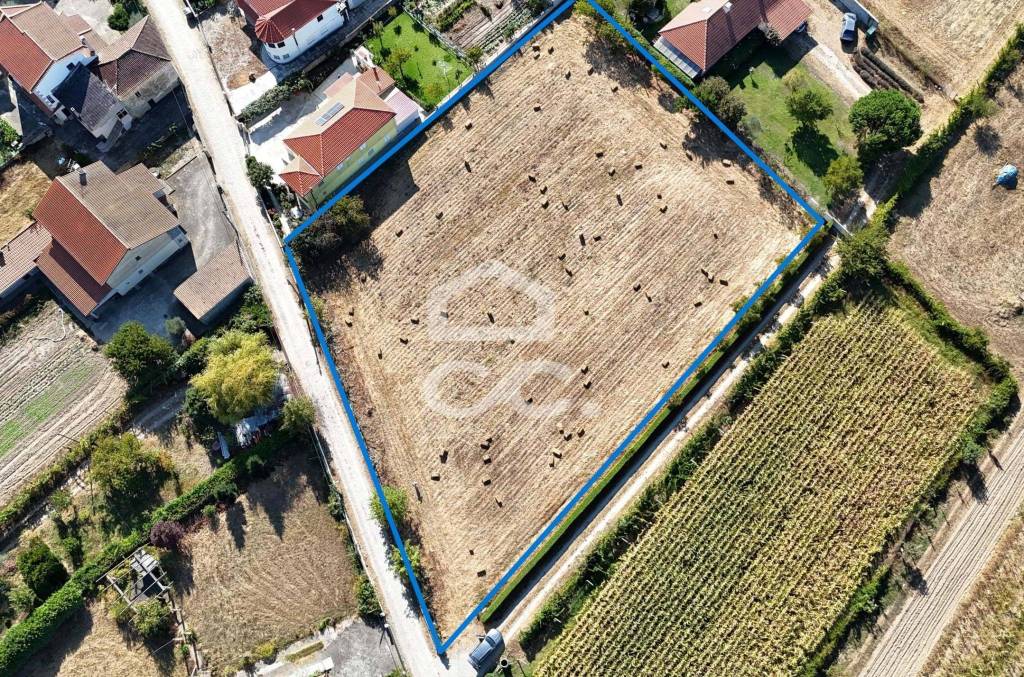 Rustic land of 3,693 m² walled and flat on the outskirts of Chaves
