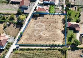 Rustic land of 3,693 m² walled and flat on the outskirts of Chaves