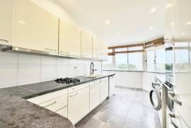 Apartamento T3 Remodelado e com Vista Mar em Cascais